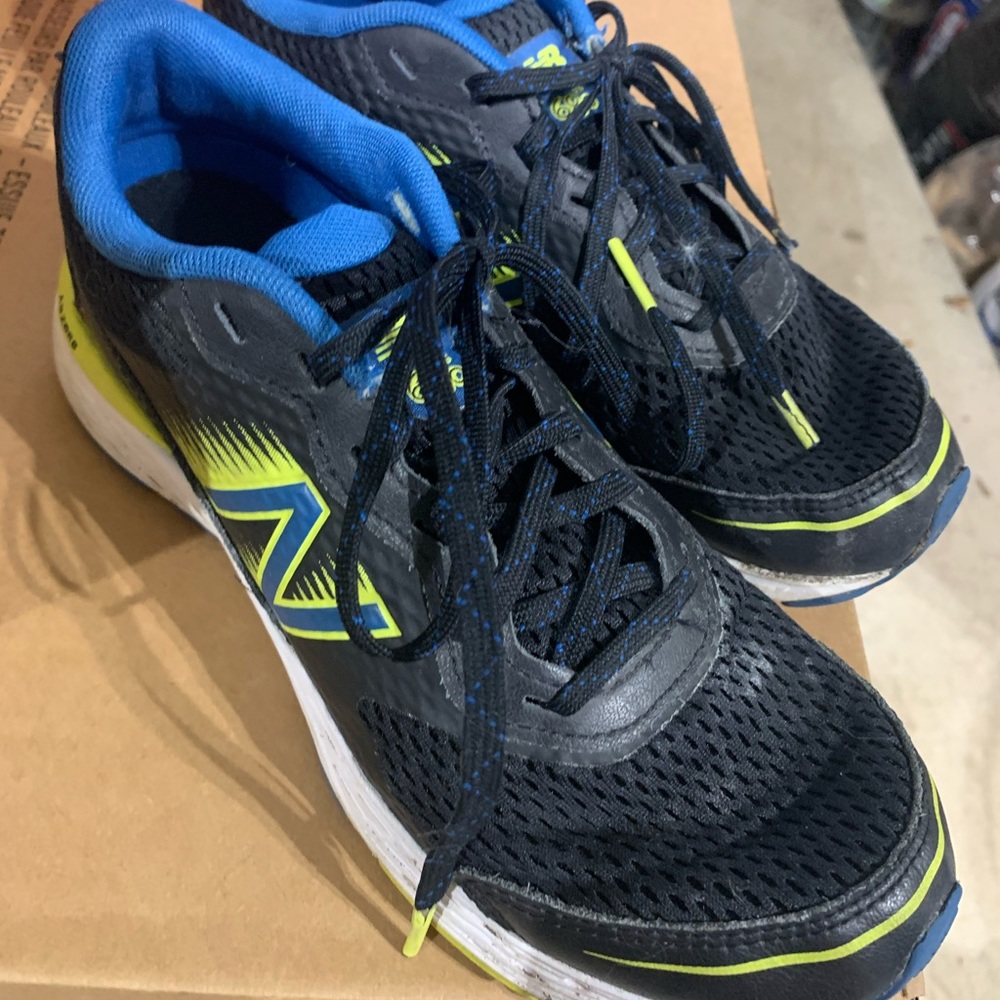 Boys New Balance sneakers - size 5